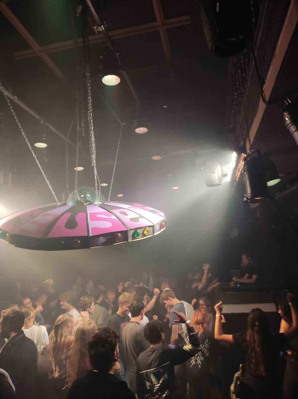 De SAUSERS UFO prop boven de dansvloer